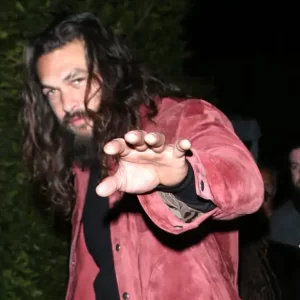 Just weeks after his challenging divorce, 44-year-old Jason Momoa is reportedly “pleading” for a date with a famous star.