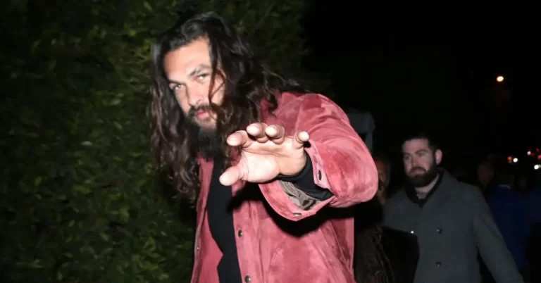 Just weeks after his challenging divorce, 44-year-old Jason Momoa is reportedly “pleading” for a date with a famous star.